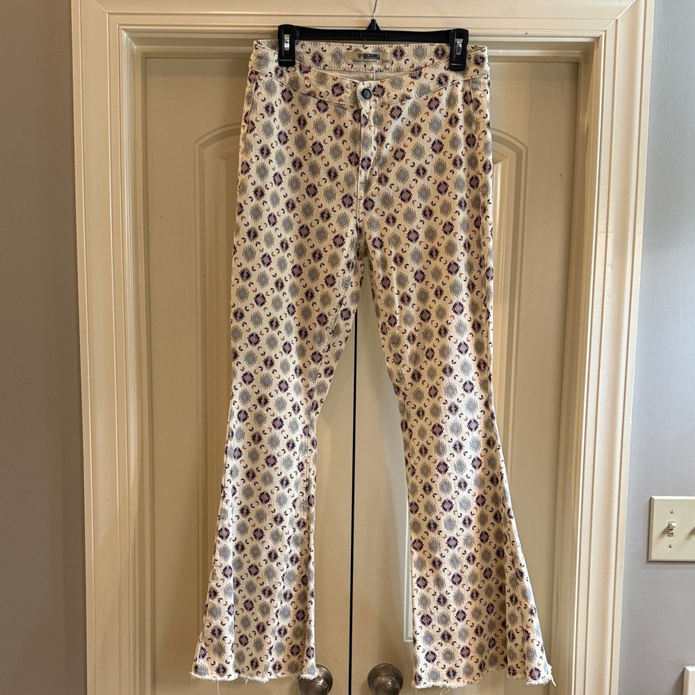 Rock & Roll Cowgirl Cream and Purple Bargain Button Bell Jeans
